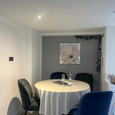 Chestnut - A Woodland Escape Near The City! Apartment